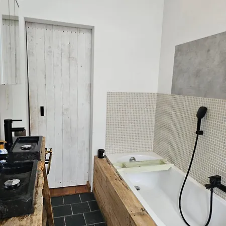 Very Spacious In Townhouse, Location! Appartement
