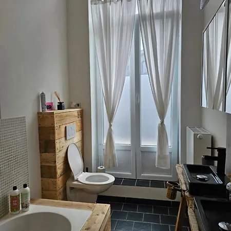 Very Spacious In Townhouse, Location!