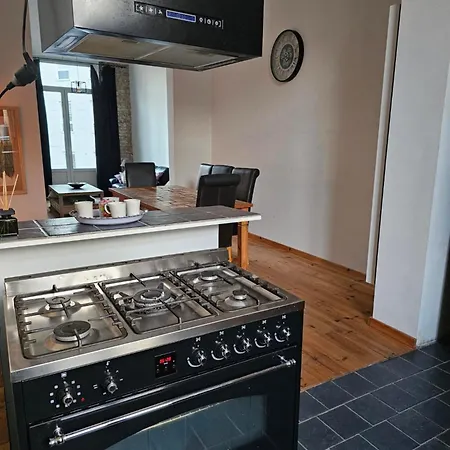 Very Spacious In Townhouse, Location! Apartamento Blankenberge